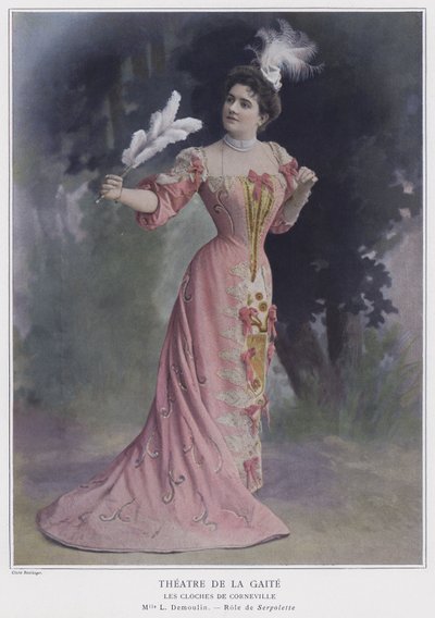 Leo Demoulin als Serpolette in Les Cloches de Corneville (koloriertes Foto) von Reutlinger Studio